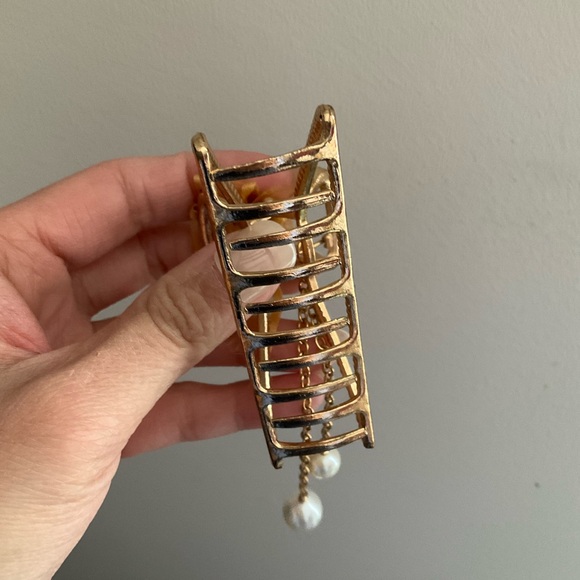 Gold Tone Pearl Drop Metal Jaw Hair Clip - Picture 3 of 4